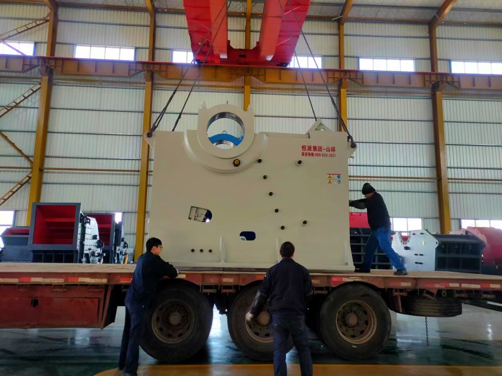 顎破、振動(dòng)篩、喂料機(jī)發(fā)往湖南